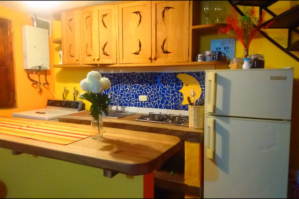 La cocina, completamente equipada para que puedas quedarte una noche a cenar en casa
