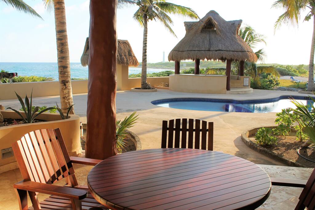Disfruta un delicioso desayuno acompañado de la vista al mar.