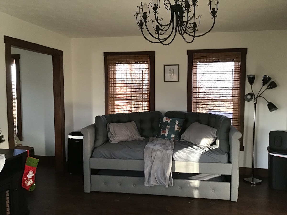Living room (daybed with trundle)
