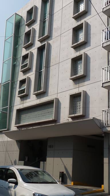 Edificio con elevador panorámico y vigilancia 24 hrs. - Building with panoramic elevator and 24 hrs surveillance.