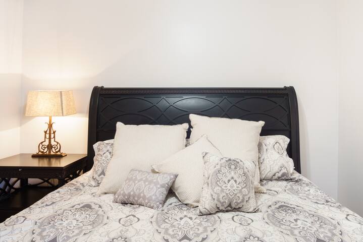 Get Cozy Cottage Vibes Just Steps from St. Charles Avenue gallery image 4