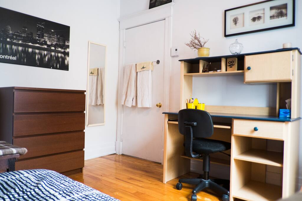 Espace de rangement (il y a aussi un garde-robe sur la gauche) et des serviettes dans la chambre.