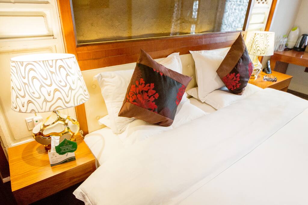 Deluxe King Room with view3