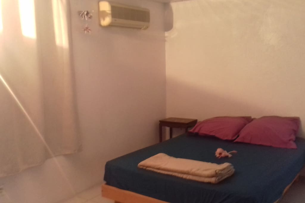1 chambre avec 1 lit 2 places, 1 placard, 1 commode, 2 chevets, linge de maison fournis.