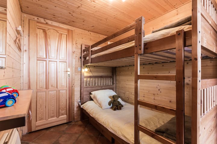 Dormitorio 3: para niños o adolescentes, con una puerta de vidrio.