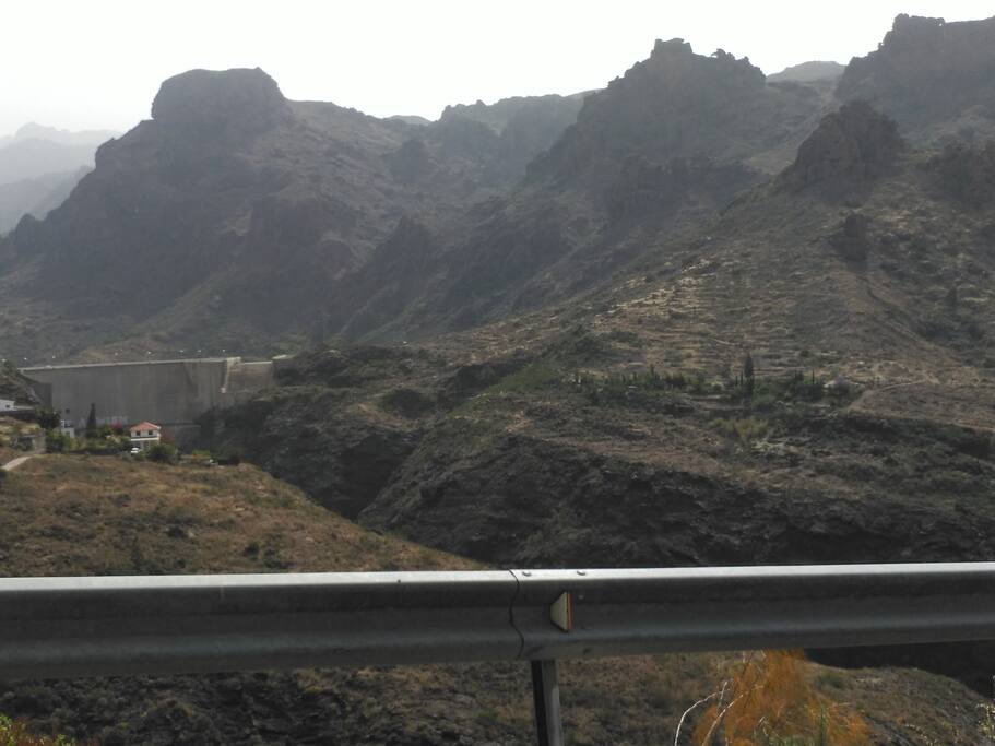 aqui se puede ver la presa donde dejamos los coches y el camino a la casa como se puede apreciar está sola alejadas del pueblo al otro lado de la montaña,cinco o diez minutos caminando