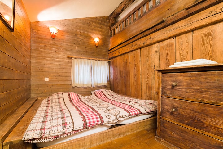 ห้องนอนหมายเลข 6 เตียงคู่สามารถแยกเป็นเตียงเดี่ยว 2 เตียงโถสุขภัณฑ์อ่างล้างหน้าชั้นบน