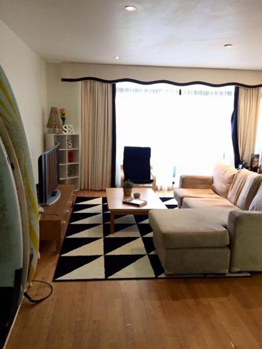 Living room with Fetch TV, Netflix and air conditioner.