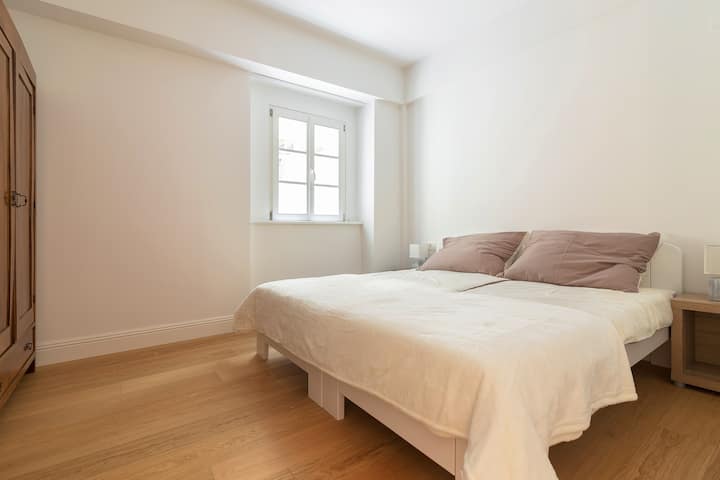 Bedroom 2 (two single beds)