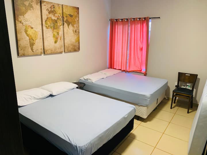 Dortoir avec 2 lits doubles et 1 matelas simple disponible 