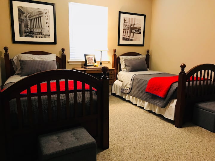 Ტყუპი ზომის საწოლები ჰიპოალერგიული ბალიშებითა და ლეიბების გადასაფარებლებით. 