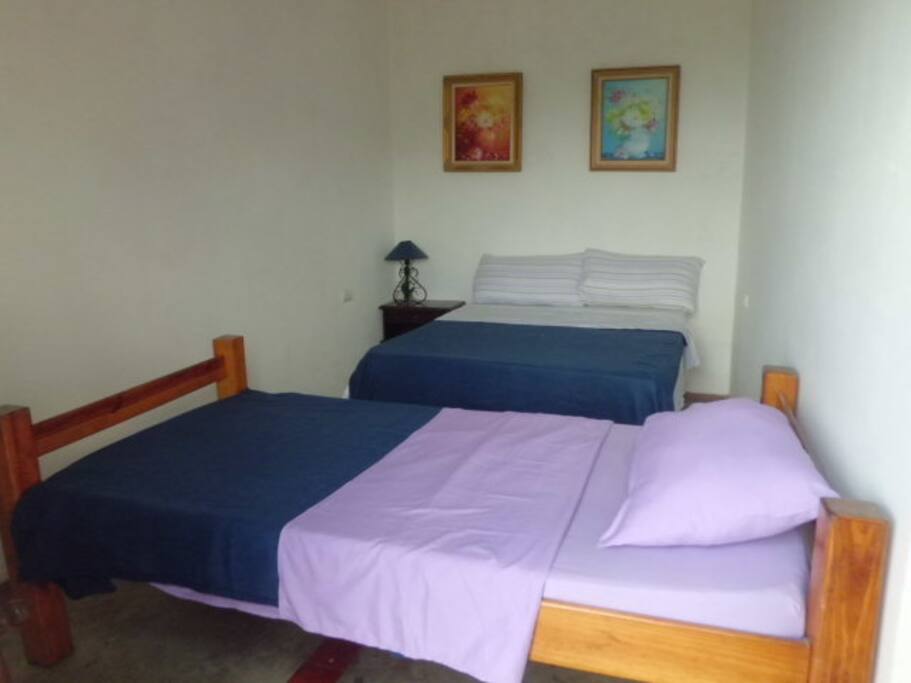 Habitacion triple con baño y agua caliente.