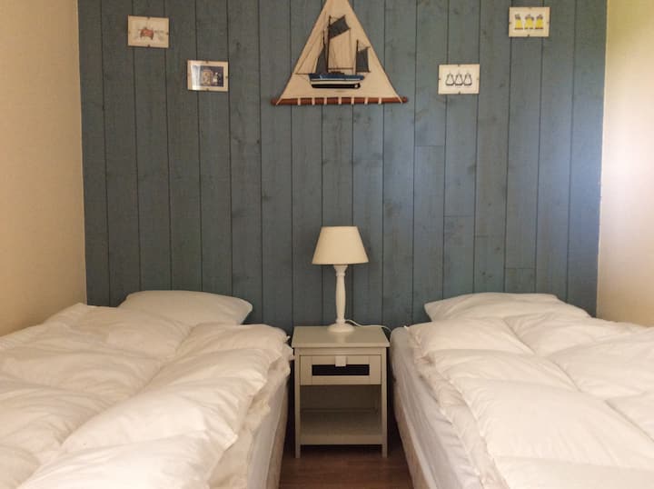 Ოთახი 1 2 ერთადგილიანი საწოლით