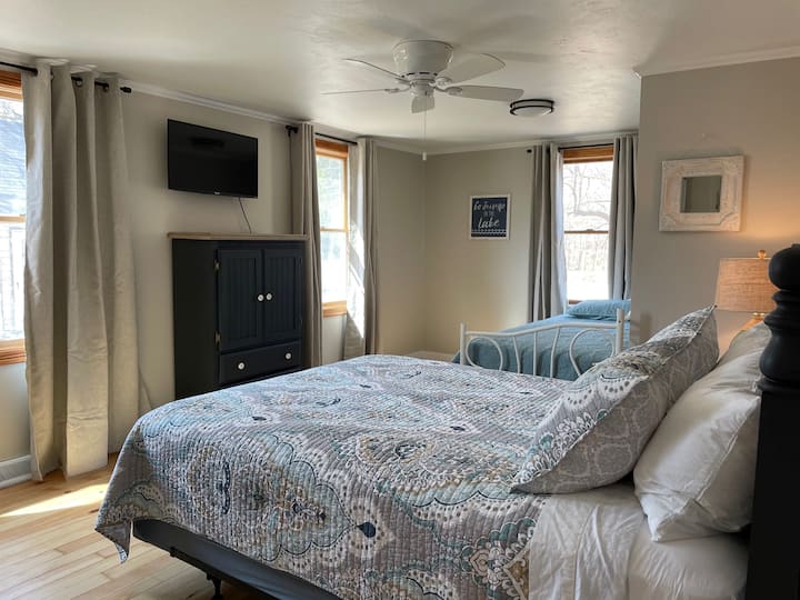 TV inteligente de 32 pulgadas en dormitorio queen