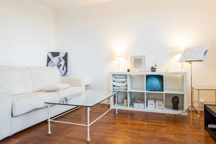 Chambre lumineuse près de la gare.