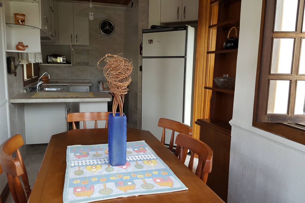 Área de jantar anexada a cozinha