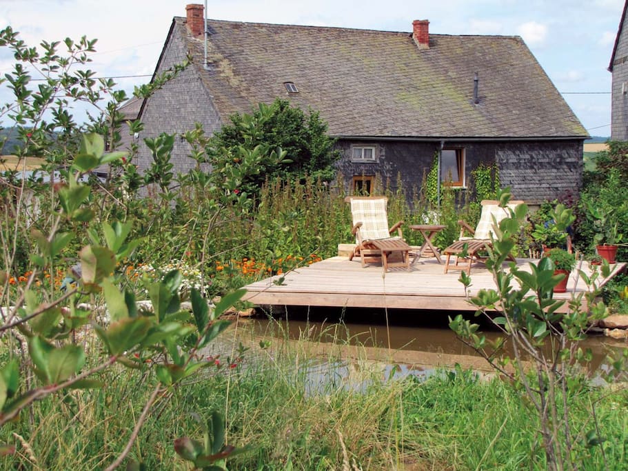 Das Haus und der Teich - the house with pond