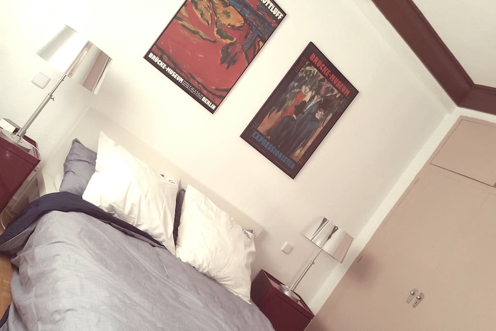 Double Room with a large closet. Big bed with mattress, cushions and sheets high quality. 37" SmartTV and DVD player. Heating and air conditioning.