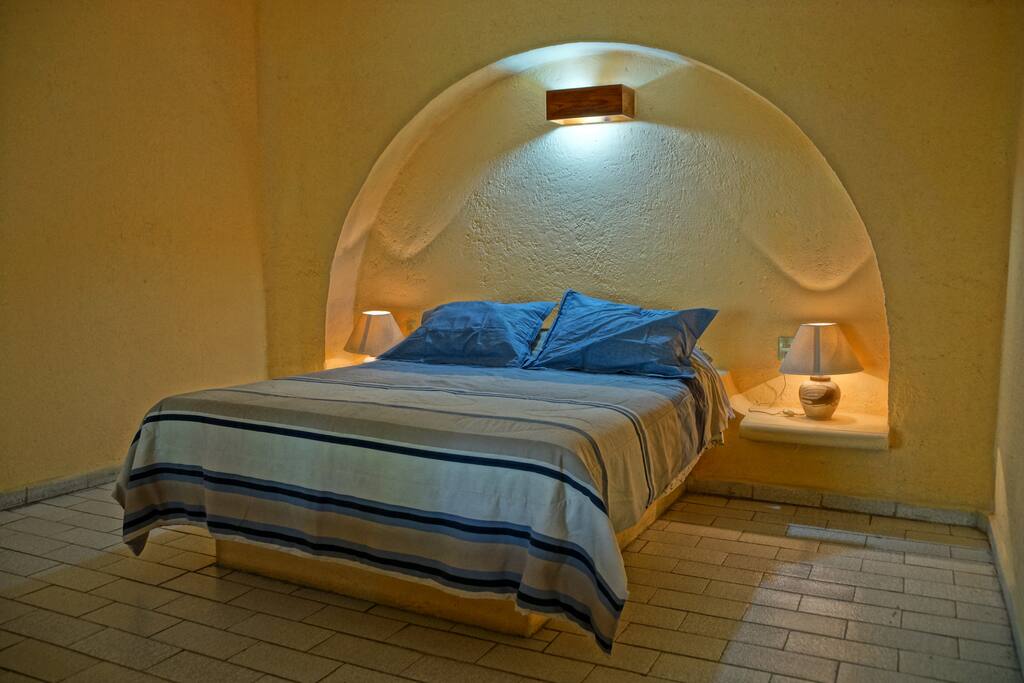 Recámara principal con cama tamaño queen