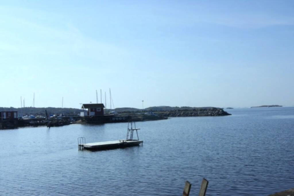 Barnvänlig badplats fem minuters promenad bort. Sandbotten. Glasskiosk under sommaren/ child friendly in the bay five minutes walk from the house. Ice cream and coffee for sale during the summer.