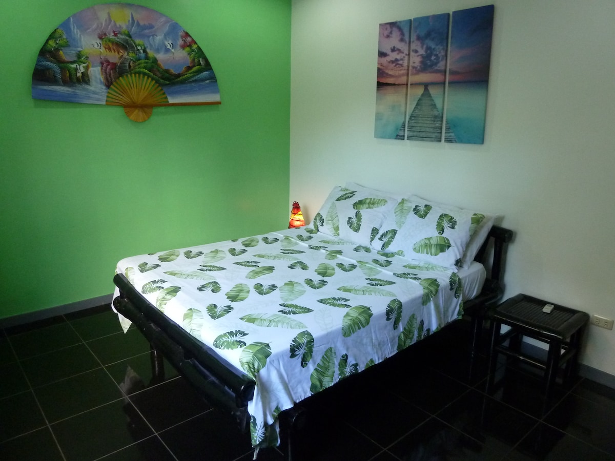 Chumba cha kulala cha AC kilicho na kitanda cha ukubwa wa Malkia
Ubora wa juu na kitanda cha kustarehesha