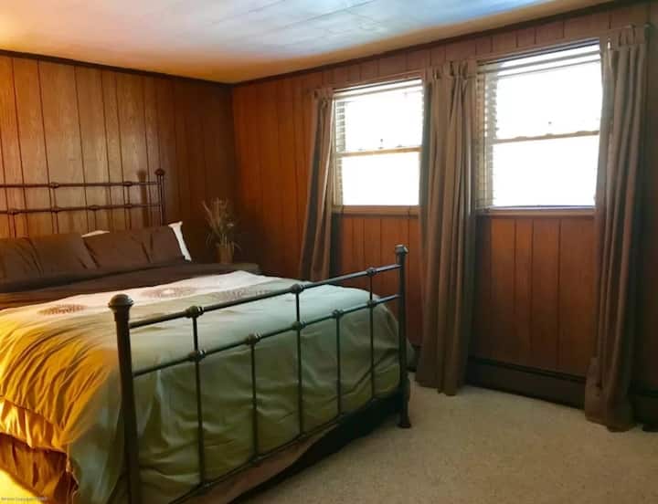 Chumba cha kulala cha Malkia #2 kilicho na kioo kikubwa, ofisi, na dirisha lenye mwonekano wa msitu