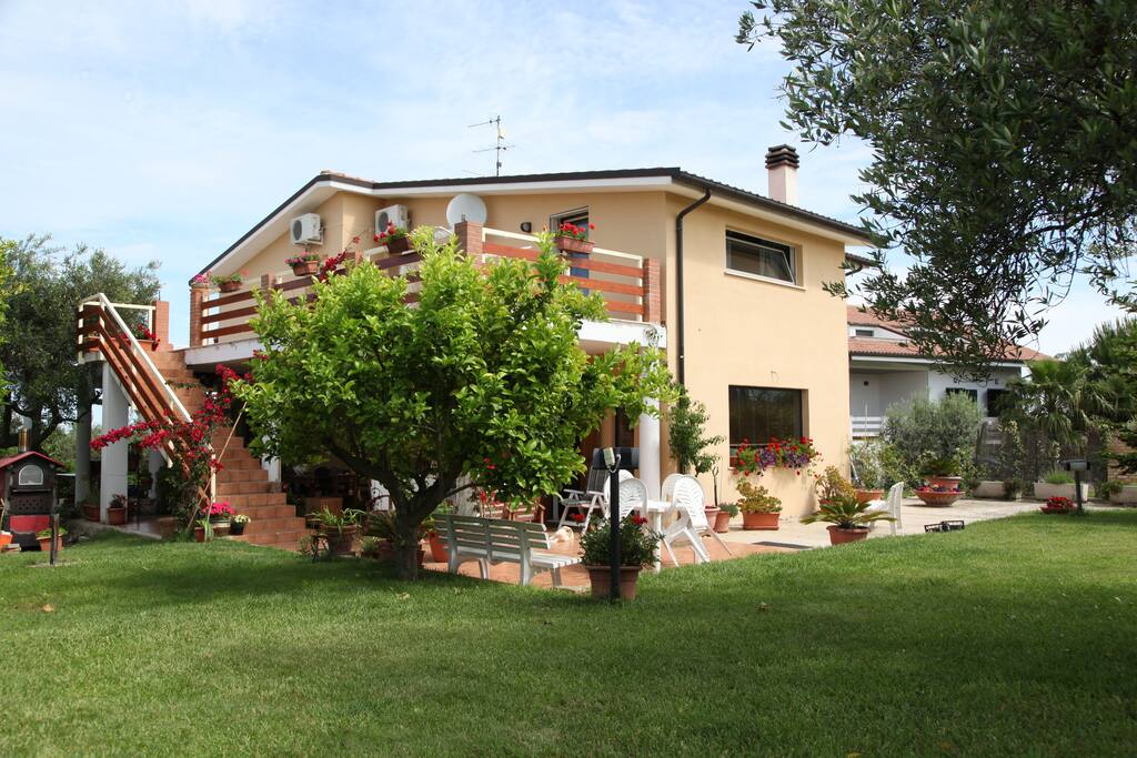 veduta della casa dal giardino