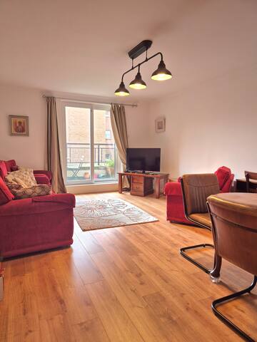 Modern Two Bed Apartment with Parking