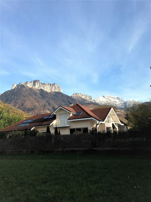 Villa contemporaine et moderne avec belle piscine, grands volumes au pieds des montagnes et du lac.