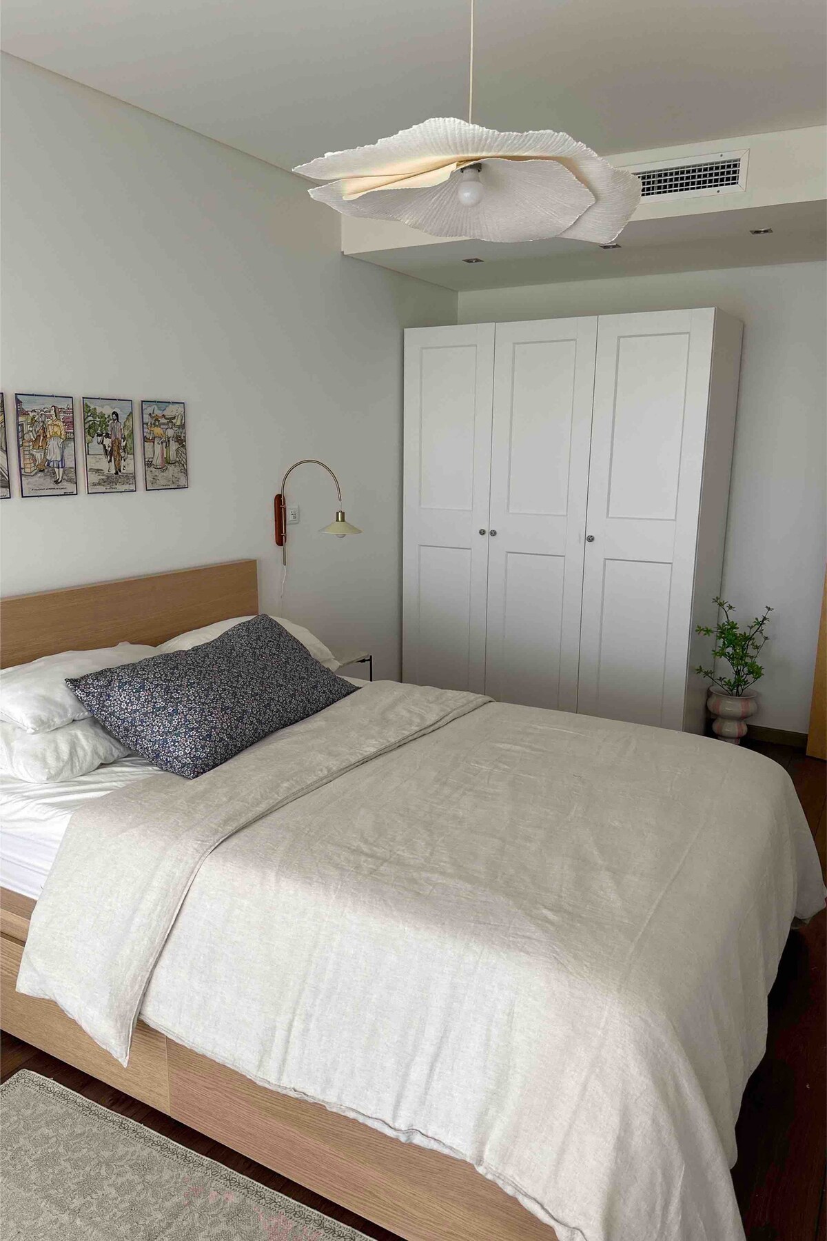 Sekundarna spavaća soba s ormarom