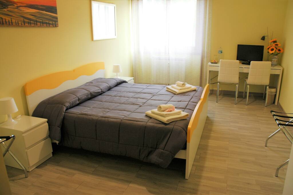 stanza "Girasole" versione matrimoniale, con bagno privato esterno
