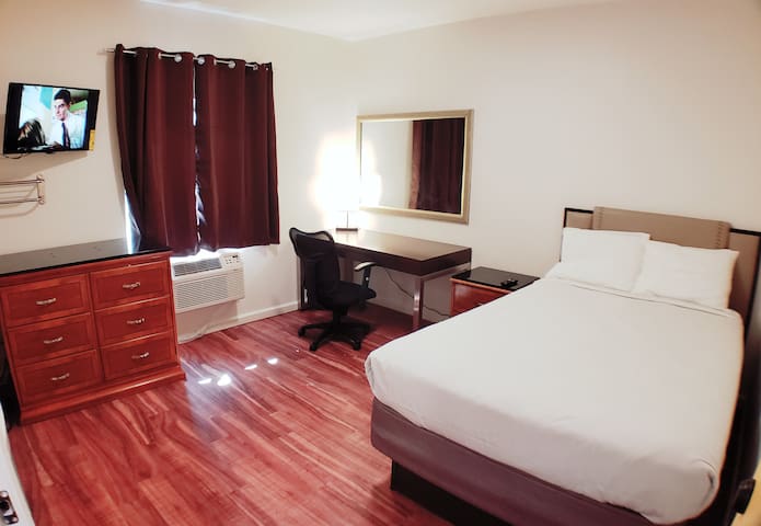 Comfy Private Room with Jack & Jill Bath- Rm 17
