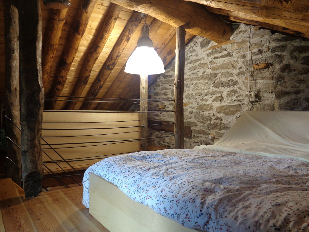 Jedna spavaća soba 2 kreveta 4 osobe 2. kat iznad kuhinje