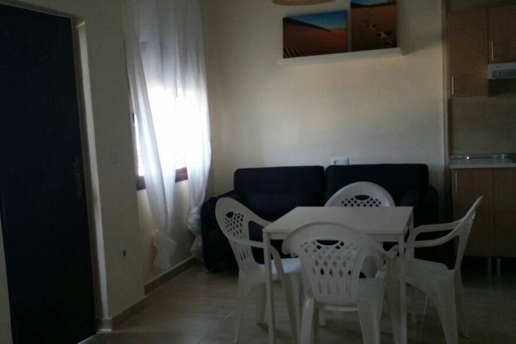 Salón comedor con sofá cama de matrimonio
