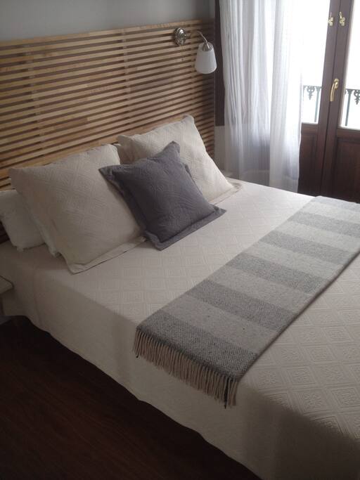 El dormitorio es muy tranquilo. Consta de una amplia cama de matrimonio (160x200).