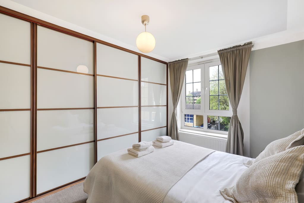 Bedroom 1 with 100% Egyptian cotton bed linen and towels.