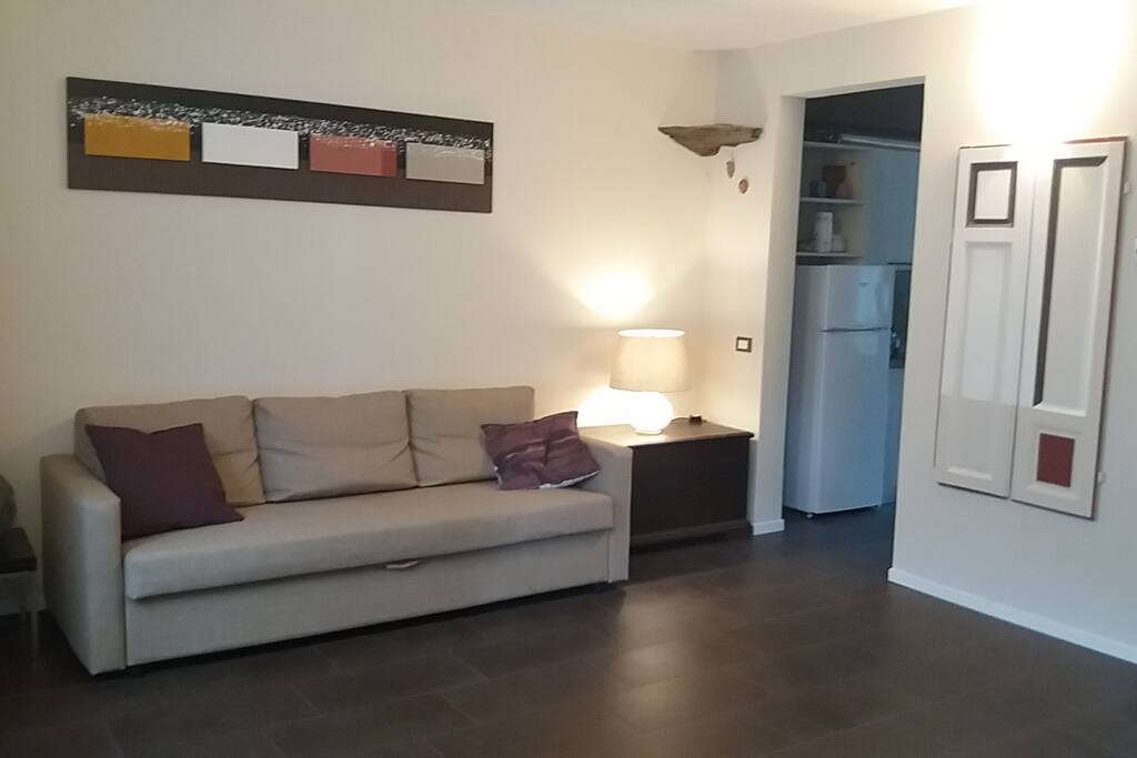 Ampio soggiorno con accesso aperto all'angolo cottura ed alla zona pranzo