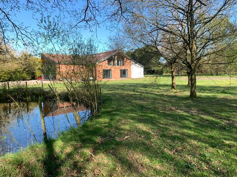 New Lakeside  ‘Barn’  Hot-Tub & Cinema  Retreat/12