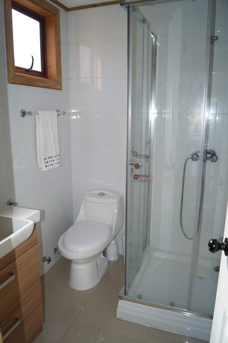 Baño con Shower Door