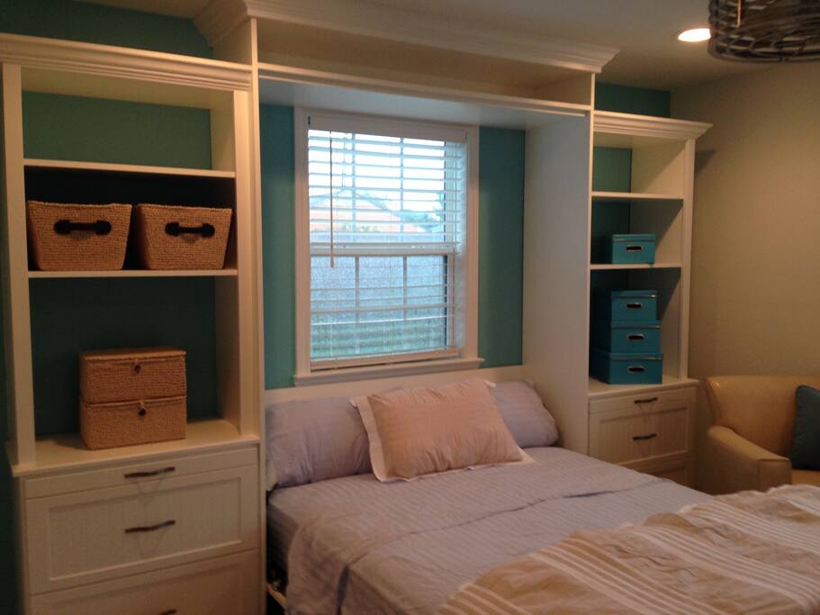 Studio w/murphy bed