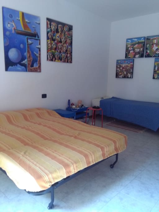 L'ampia camera è fornita di divano letto a 2 piazze e di un letto singolo, TV, comodini ecc.