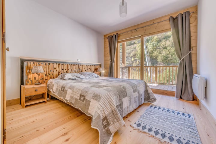 Habitación principal con ventanal que da a la terraza