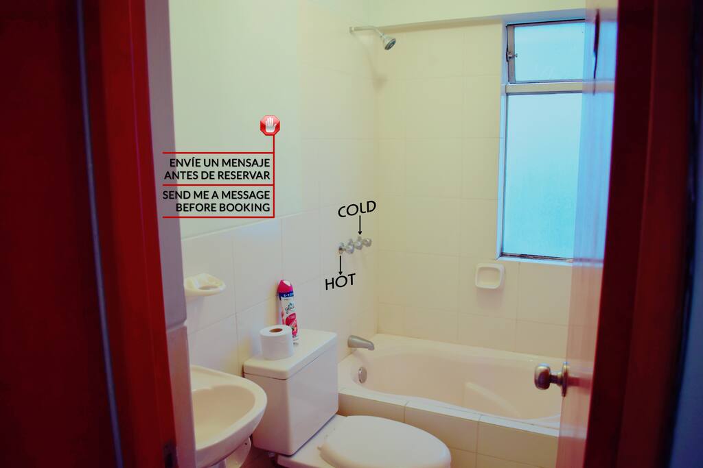 Amplio baño con agua fría y caliente.