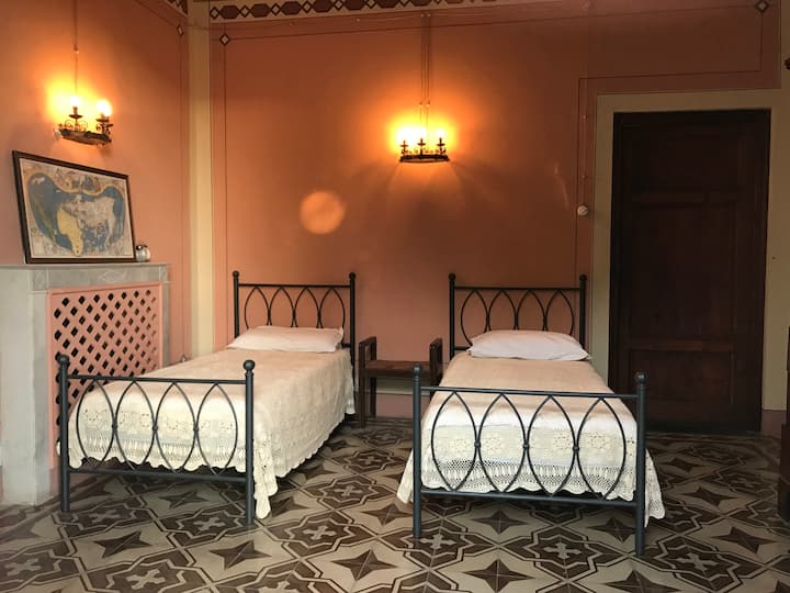 Ტყუპი ოთახი, იმავე სართულზე, როგორც მთავარი საძინებელი