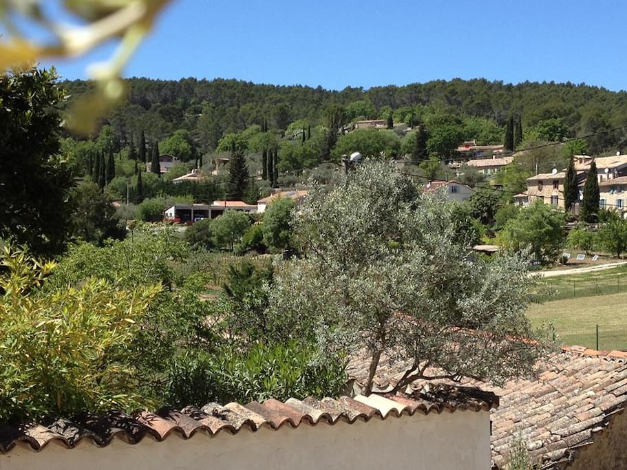 Vue de la terrasse sur le hameau et les collines