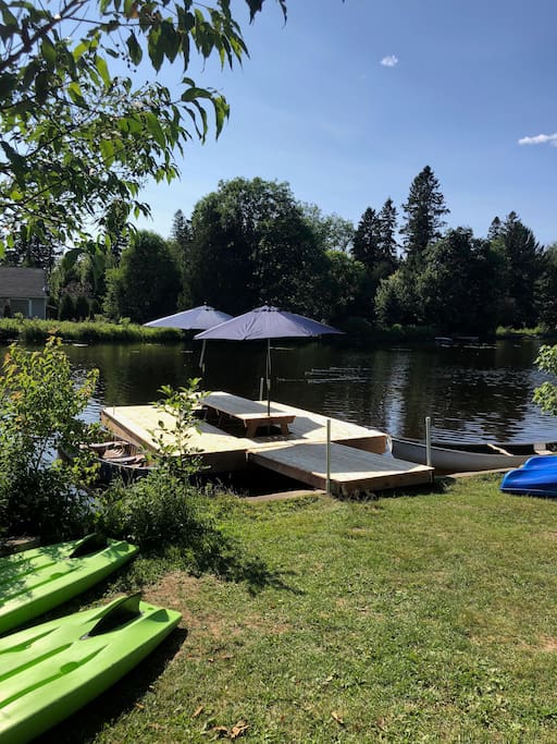 Embarcations devant votre chalet • Kayaks, canoes and boards are located in front of your cottage