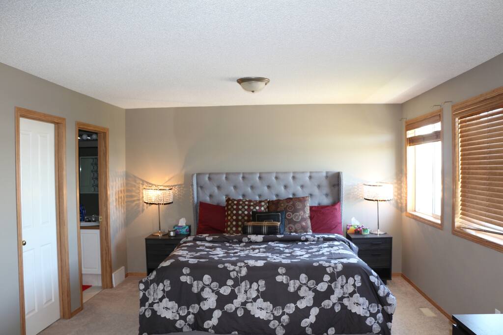 Lots of light from the three windows in the masterbedroom