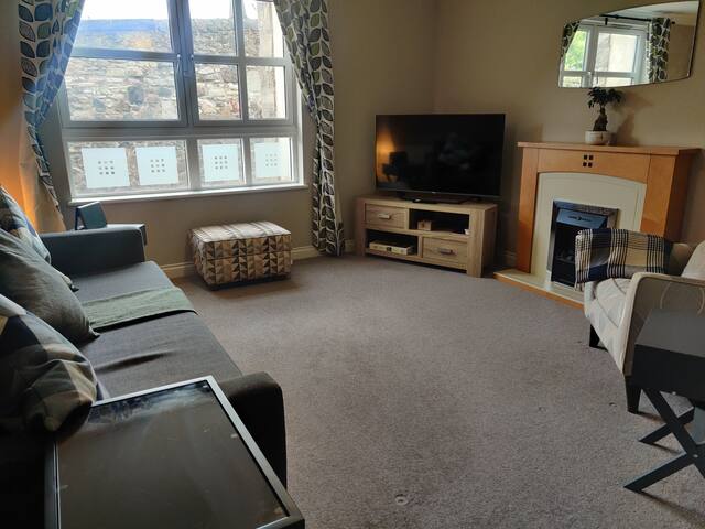 Next to the Palace and Royal Mile with parking gallery image 3