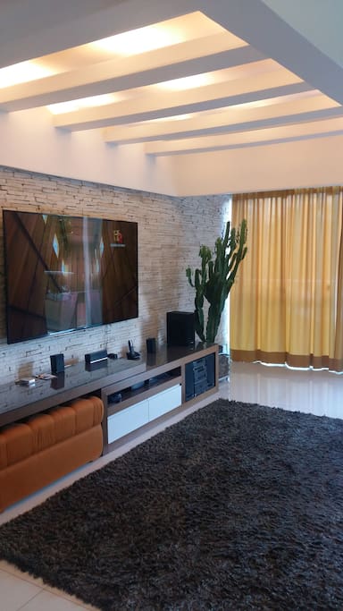 Salão com TV 80 polegadas