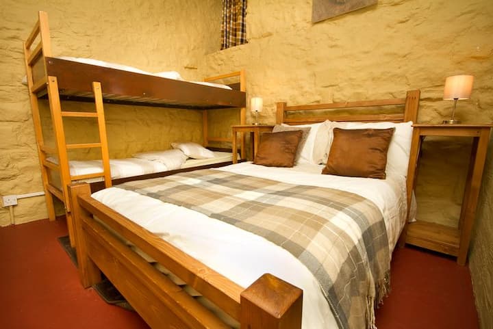 غرفة نوم مكونة من 4 أشخاص بسرير مزدوج. غرفة عائلية مثالية